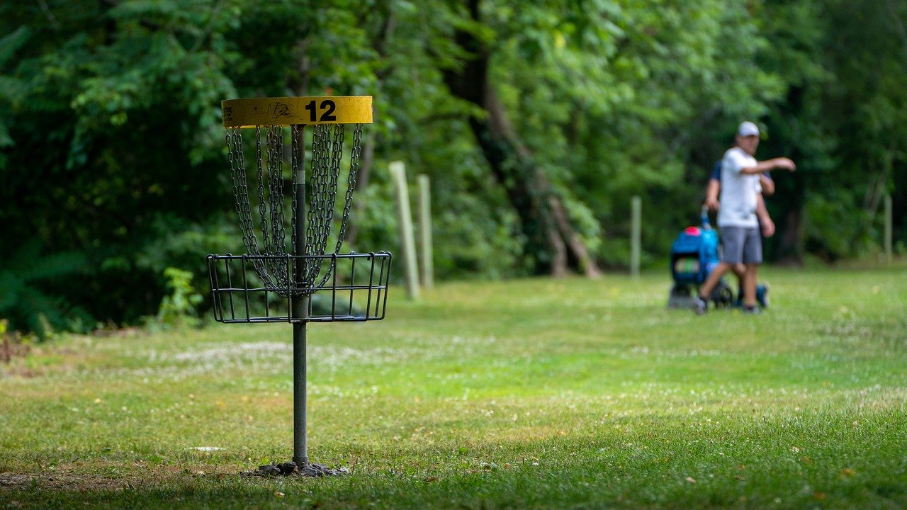 Discover the Thrilling World of Frisbee Golf: A Beginner’s Guide